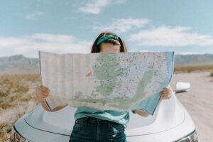 mujer leyendo un mapa